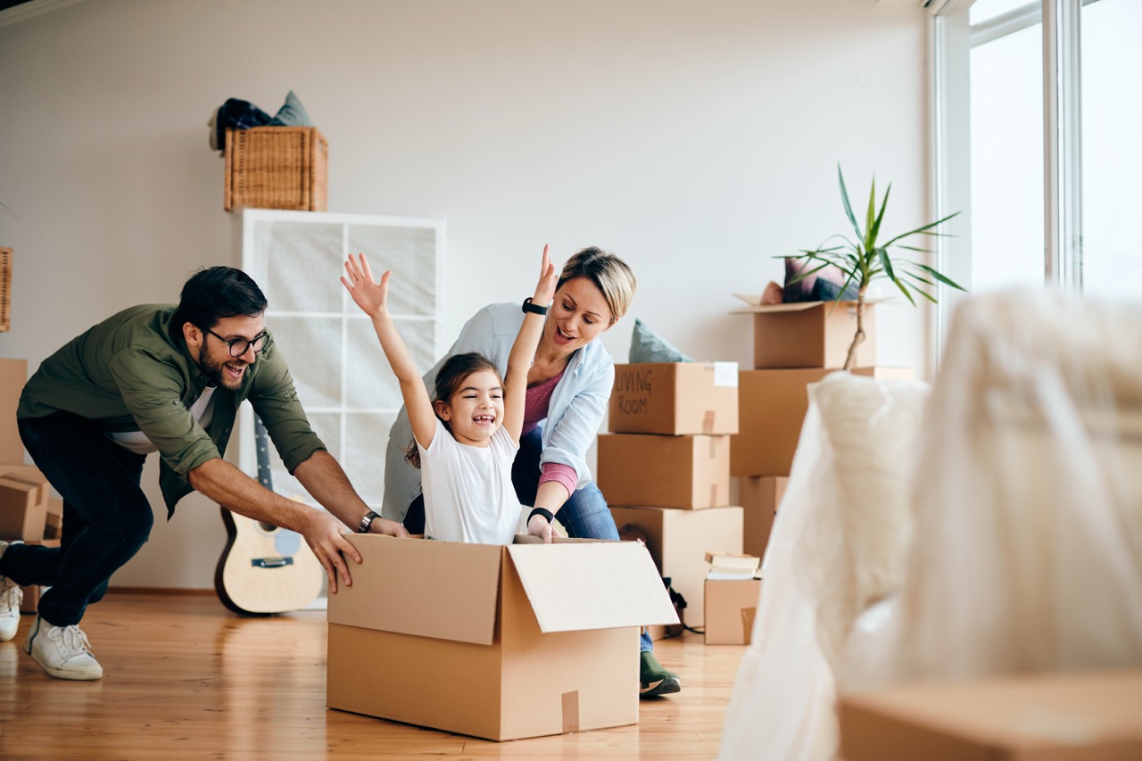 Família se divertindo ao se mudar para a casa nova